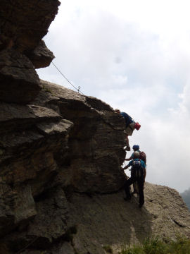 Dario, Roberta e Aldo sullo spigolo della 2° parte di ferrata (40939 bytes)